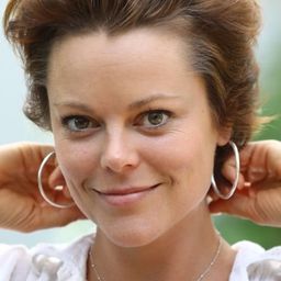 Matilda Brown 飾演 Ella