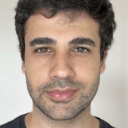 Leôn Moreno 飾演 León