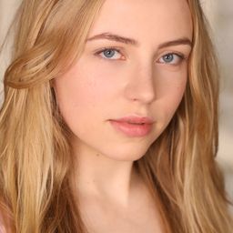 Emma Broz 飾演 Quinn