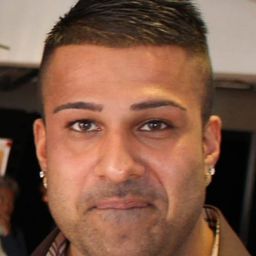 Sohail Anwar 飾演 Khuram