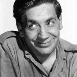 Alfie Bass 飾演 Shorty