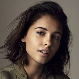 娜歐蜜·史考特 - 霹靂嬌娃演員 飾演Elena Houghlin