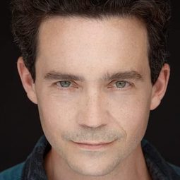 Kett Turton 飾演 Darrin