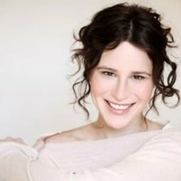 Lúcia Bronstein - 父親的椅子演員 飾演Maura