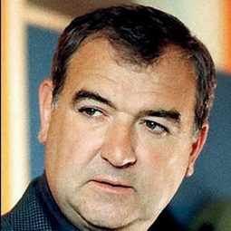 Gary Whelan 飾演 Stanfield