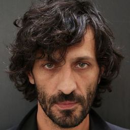 David Kammenos 飾演 Matthieu Joven