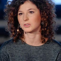 茱莉亞·維申斯卡 飾演 Ewa Szajnocha