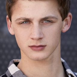 Brady Gentry 飾演 Kyle