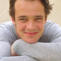 Serge Gisquière 飾演 Carl