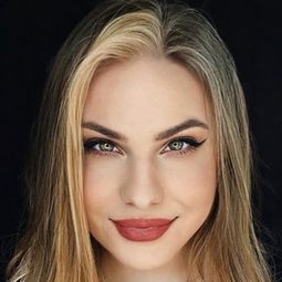 Sara Secora 飾演 (voice)