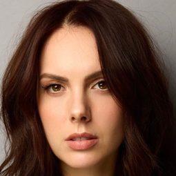 Sof Puchley 飾演 Sarah Peters