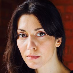 Andreea Păduraru 飾演 Female Creature