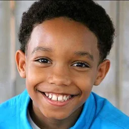 Peyton Jackson 飾演 Adrian