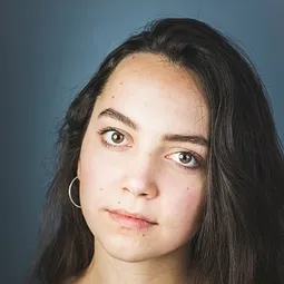 Maeve Courtier-Lilley 飾演 Audrey