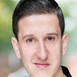 Lee Hancock 飾演 Roger Glanville