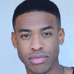 Titus Makin Jr. 飾演 Mickey O'Malley