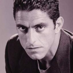 Alessandro Borgese 飾演 Rodolfo