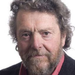 Richard Donat 飾演 Larry