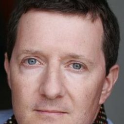 Ian Fenelon - 巴黎晚秋演員 飾演Maitre D' Chez René