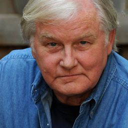 Garrett Schenck 飾演 Doyle