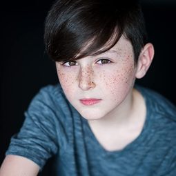 Shaia Lipnik 飾演 Ghost Kid