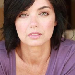 Terrie Batson 飾演 Mary