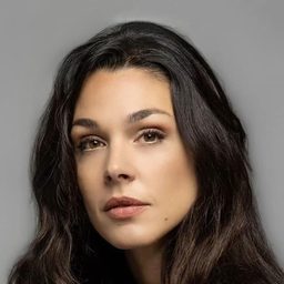 Ioanna Triantafyllidou 飾演 Pat