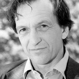 Peter Weiß 飾演 Medizinstudent