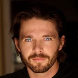 Andrew Kraulis - 充分揭露演員 飾演Young John McWhirter