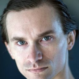 Vincent Stalba 飾演 Male Addict