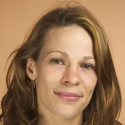 莉莉·泰勒 飾演 