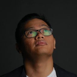 Carl Joseph E. Papa - 蒙着嘴打怪魔導演