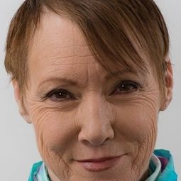 Diane Michelle 飾演 Daisy Duck (voice)