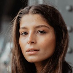 Lara Aylin Winkler 飾演 Sophie