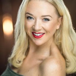 Charlotte Scally 飾演 Dancer / Orchard Picker / Finale Dancer