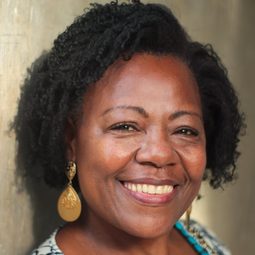 Teka Romualdo 飾演 Senhora de Cabelos Brancos