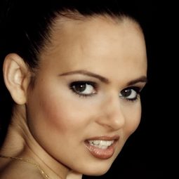 Vanessa Virgin 飾演 