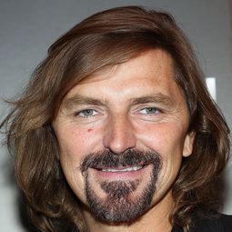 羅賓·阿特金·唐斯 - 馴龍記演員 飾演Ack (voice)