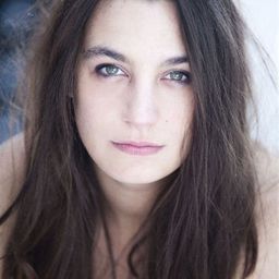 Sarah-Jane Sauvegrain 飾演 Self - Narrator (voice)