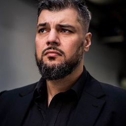 Imad Mardnli 飾演 Feri