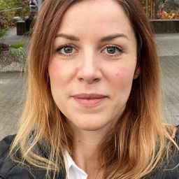 瑪麗·阿格豪爾 飾演 Cleo