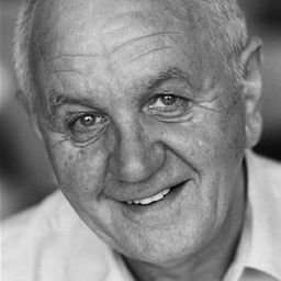 Andrew Neil 飾演 Jonathan Meldrick