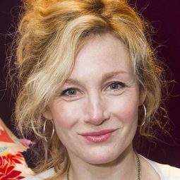 Nancy Carroll 飾演 Agatha