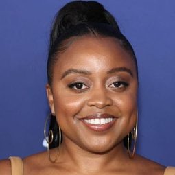 昆塔布倫森 - 莎賓娜卡本特：無厘頭聖誕演員 飾演Self