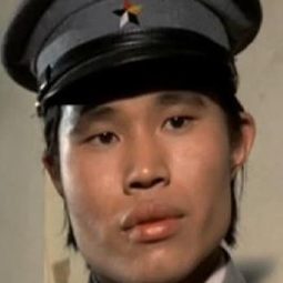 鮑嘉文 飾演 Police Captain Bao