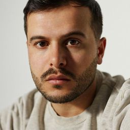 阿邁德·伯贊 飾演 Amir