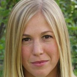 Sarah Moore 飾演 Fighting Couple