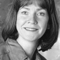 Hanna María Karlsdóttir 飾演 Ásta