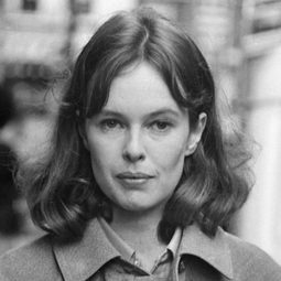 Sandy Dennis 飾演 Frances Austen