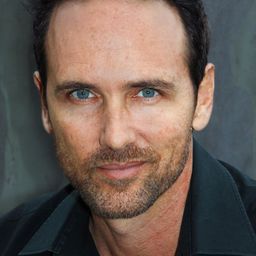 Victor Parascos 飾演 Helicopter Pilot